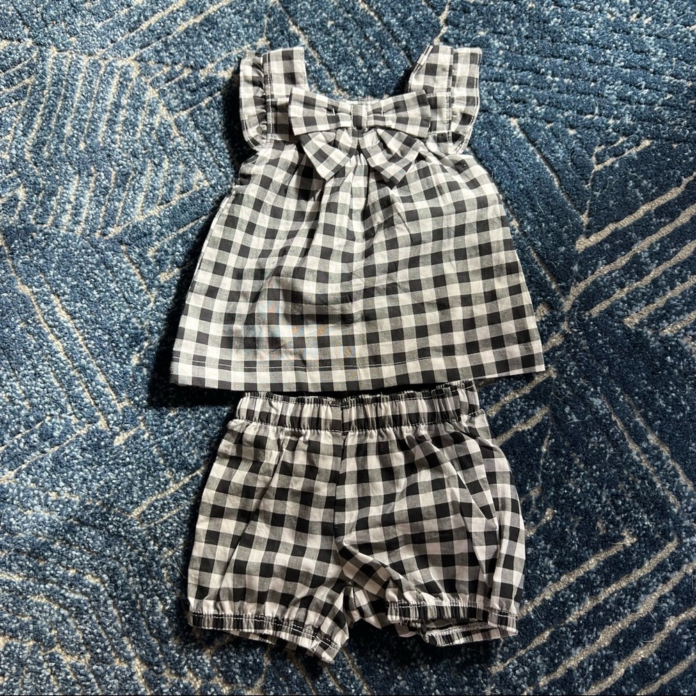 Carter’s black and white print outfit size 3m
